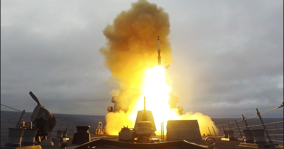 Cận cảnh tàu khu trục USS Ross phóng tên lửa SM-2 trong cuộc tập trận của NATO